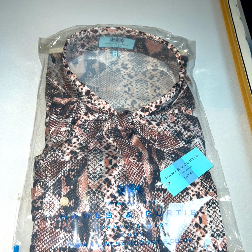 HAWES&CURTIS Fitted Hipster Lulu snake Print Fitted Button down Blouse shirt.